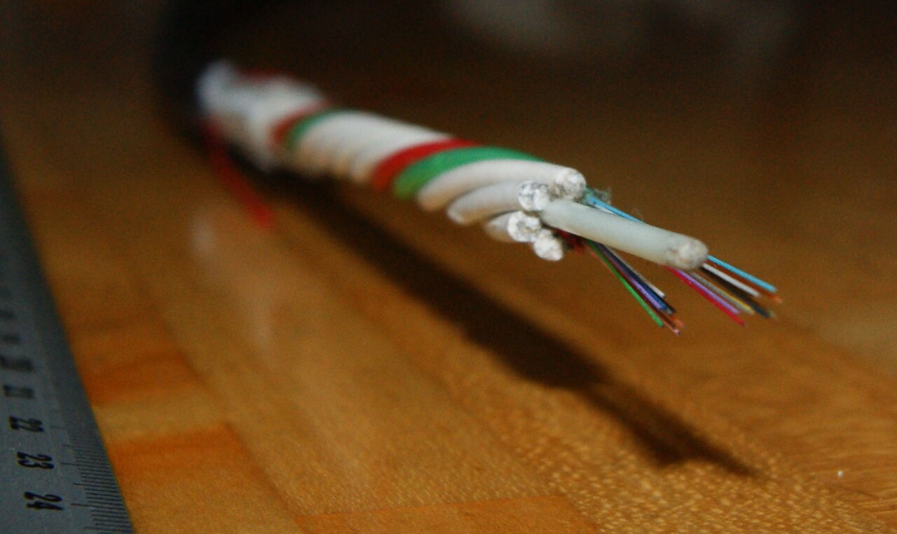 Potongan penampang kabel fiber optik