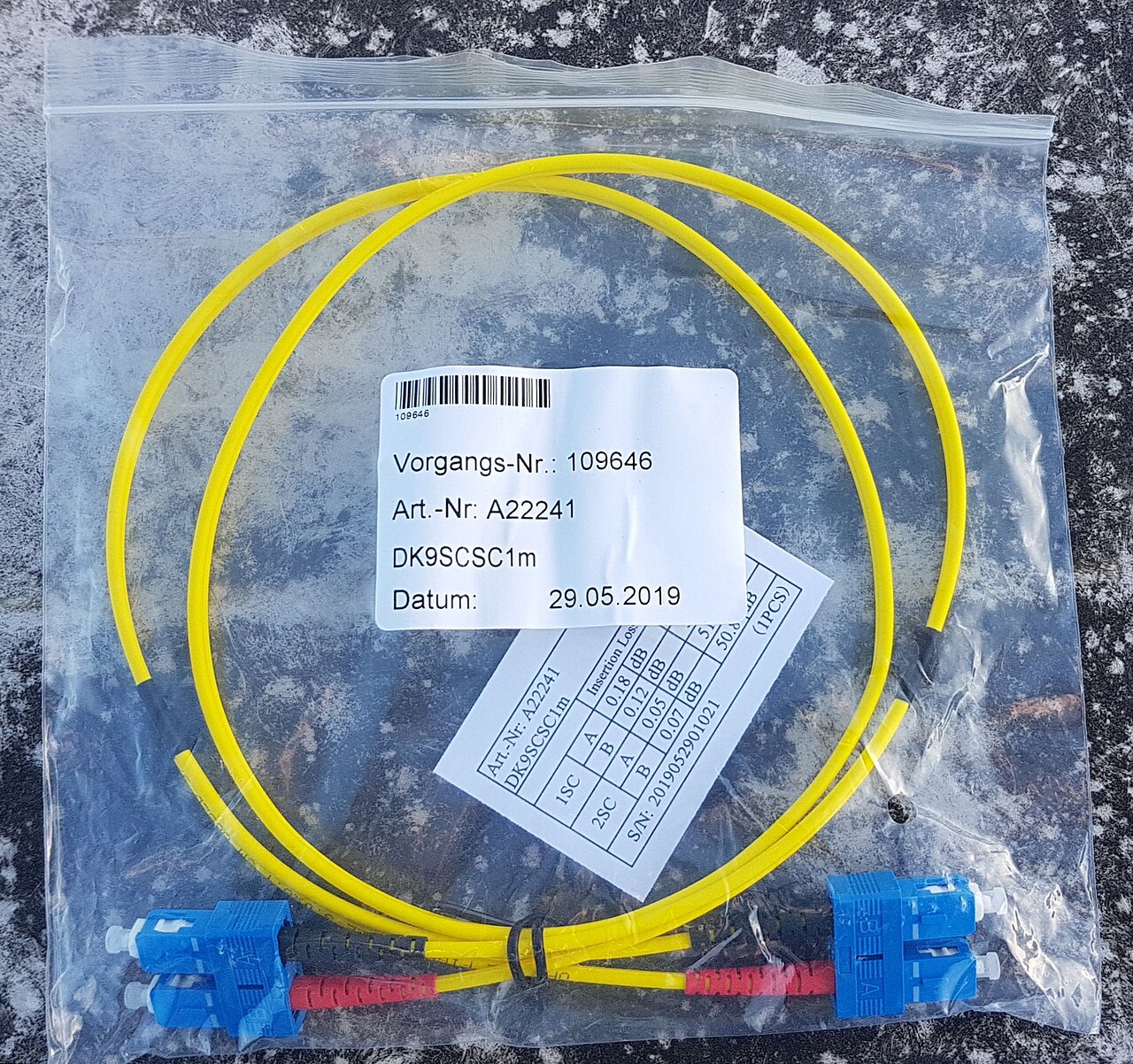 Kabel fiber optik dengan konektor berwarna-warni